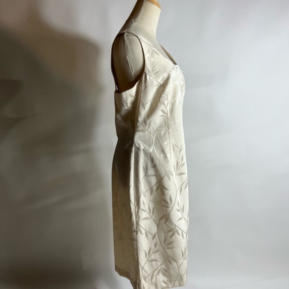 VINTAGE 90s Ivory Champagne Jacquard Bamboo Leaves Sleeveless Sheath Dress 10 - Picture 3 of 6